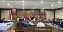 Lima pengusaha gula yang menjadi terdakwa sedang mendengarkan tuntutan dari JPU di sidang Pengadilan Tipikor PN Jakarta Pusat. (Sumber: POSKOTA | Foto: Ramot Sormin)