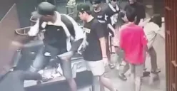 Tangkap layar aksi pengeroyokan di sebuah kafe di wilayah Cengkareng, Jakarta Barat, Selasa, 14 Oktober 2025.