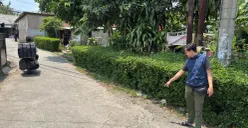 Warga menunjuk TKP penemuan mayat remaja di Kampung Babakan Tarikolot, Kelurahan Nanggewer, Kecamatan Cibinong. (Sumber: Poskota/Giffar Rivana)