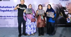 Foto bersama penerima manfaat usai penyerahan paket kesehatan dalam program Mandiri Bakti Kesehatan yang digelar serentak di 12 wilayah Indonesia, Rabu, 15 Oktober 2025).. (Sumber: Istimewa)
