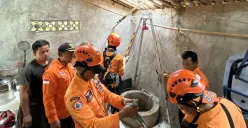 Tim BPBD Kabupaten Bogor mengevakuasi wanita paruh baya yang nyebur ke sumur di rumahnya. (Sumber: BPBD)