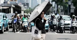 Warga menyeberang jalan saat panas terik matahari di Jalan Jenderal Sudirman, Jakarta Pusat, Kamis, 16 Oktober 2025. (Sumber: Poskota/Bilal Nugraha Ginanjar)