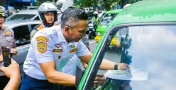 Wakil Wali Kota Bogor, Jenal Mutaqin, memeriksa kondisi angkot saat operasi kelayakan angkutan. (Sumber: Dok. Pemkot Bogor)
