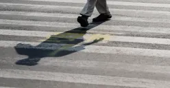 Warga menyeberang jalan saat panas terik matahari di Jalan Jenderal Sudirman, Jakarta Pusat, Kamis, 16 Oktober 2025. (Sumber: Poskota/Bilal Nugraha Ginanjar)