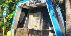 Halte TP 015 di Jalan Sersan Aswan, Bekasi Selatan, tampak tak terawat dengan kursi penumpang dalam kondisi patah dan berdebu. (Sumber: POSKOTA | Foto: Nurpini Aulia Rapika)