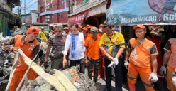 Anggota DPRD Jakarta, Kevin Wu, terjun ke lokasi kebakaran di Kelurahan Tangki, Kecamatan Tamansari, untuk memberikan bantuan pada Kamis, 16 Oktober 2025. (Sumber: Istimewa)
