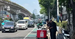 Pedagang kopi keliling melayani pembeli saat cuaca panas di kawasan Johar Baru, Jakarta Pusat, Kamis, 16 Oktober 2025. (Sumber: Poskota/M. Tegar Jihad)
