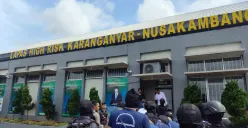 Petugas memindahkan Ammar Zoni dan enam narapidana berisiko tinggi dari Rutan Salemba ke Lapas Super Maximum Security Nusakambangan, Kamis, 16 Oktober 2025. (Sumber: Ditjenpas)