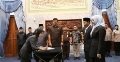 Bupati Serang, Ratu Rachmatuzakiyah menandatangani berita acara serah terima jabatan eselon II, Kamis, 16 Oktober 2025. (Sumber: Dok. Kominfo Pemkab Serang)