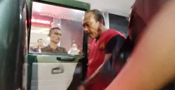 Pelaku penipuan rekrutmen pegawai kejaksaan saat dimasukan ke dalam mobil tahanan Kejari Cimahi. (Sumber: Poskota/Gatot Poedji Utomo)