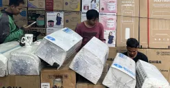 Pedagang AC di kawasan Palmerah, Jakarta Barat, mengalami peningkatan penjualan selama musim panas belakangan ini. (Sumber: POSKOTA | Foto: Pandi Ramedhan)