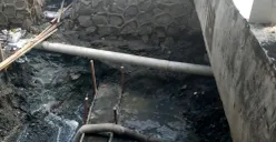 Pipa gas milik PT Sinergi Patriot Bekasi mengalami kebocoran akibat pengerukan drainase alat berat di sekitar Jembatan 10 Rawalumbu, Kecamatan Rawalumbu, Kota Bekasi, Kamis, 16 Oktober 2025. (Sumber: POSKOTA | Foto: Nurpini Aulia Rapika)