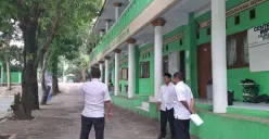 Petugas melakukan peninjauan dam pendataan bangunan salah sebuah pesantren di Kabupaten Bogor. (Sumber: Dok. DPKPP Bogor)