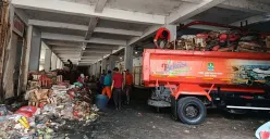 Petugas DLH Kota Bekasi mengangkut tumpukan sampah di area Pasar Jatiasih, Kamis, 16 Oktober 2025. (Sumber: Poskota/Nurpini Aulia Rapika)