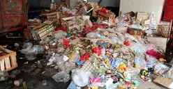 Tumpukan sampah di Pasar Jatiasih, Kota Bekasi, yang belum diangkut, Kamis, 16 Oktober 2025. (Sumber: POSKOTA | Foto: Nurpini Aulia Rapika)