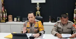 Kabid Humas Polda Metro Jaya, Brigjen Ade Ary Syam memberikan keterangan pers di Gedung Bidhumas Polda Metro Jaya, Kamis, 16 Oktober 2025. (Sumber: Poskota/Ali Mansur)
