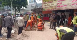 Pemkot Jakarta Barat melakukan penataan trotoar Jalan Srengseng Raya, RW 08 Kelurahan Srengseng, Kembangan, Jakarta Barat, Kamis, 16 Oktober 2025. (Sumber: Poskota/Pandi Ramedhan)