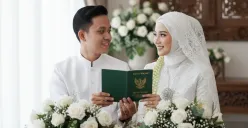 Hasil edit foto pernikahan romantis bersama pasangan pakai prompt Gemini AI. (Sumber: Gemini AI)
