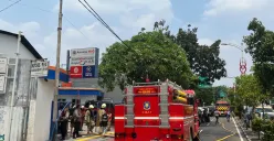 Sebuah bengkel mobil mewah yang berlokasi di Jalan Majelis Meruya Ilir, Meruya Utara, Kembangan, Jakarta Barat, terbakar pada Jumat, 17 Oktober 2025 pagi. (Sumber: Poskota/Pandi Ramedhan)