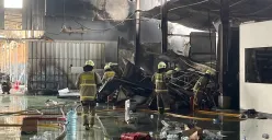 Sebuah bengkel mobil mewah yang berlokasi di Jalan Majelis Meruya Ilir, Meruya Utara, Kembangan, Jakarta Barat, terbakar pada Jumat, 17 Oktober 2025 pagi. (Sumber: Poskota/Pandi Ramedhan)