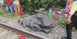 Pengemudi ojol tewas tertabrak kereta di perlintasan kawasan Kedoya Utara, Kebon Jeruk, Jakarta Barat, Jumat, 17 Oktober 2025. (Sumber: Dok. Istimewa)