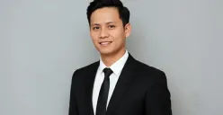 Hasil edit prompt Gemini AI edit foto cowok keren pakai jas untuk CV terbaru. (Sumber: Freepik/drobotdean)