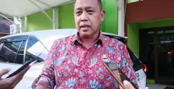 Wali Kota Bekasi, Tri Adhianto menyampaikan sedang mengurus proses perizinan di tingkat pemerintah pusat terkait proyek pembangunan Skytrain di wilayahnya, Jumat, 17 Oktober 2025. (Sumber: Poskota/Nurpini Aulia Rapika)