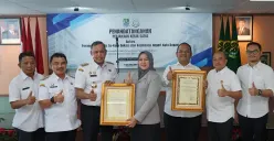 Kepala Kejaksaan Negeri (Kajari) Kota Bekasi Sulvia Triana Hapsari, menerima langsung penghargaan dalam bidang pencapaian pemulihan khas daerah dan pemenangan sengketa lahan dari Wali Kota Bekasi Tri Adhianto. (Sumber: Humas Kejari Kota Bekasi)