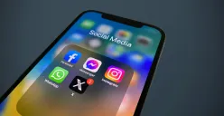 Cara Melihat Akun WhatsApp Login di Mana Saja (Sumber: Unsplash/Julian)