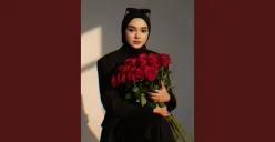 Edit Foto Pegang Bunga Mawar di Studio Pakai Gemini AI (Sumber: TikTok/@syifa_fadilah1)