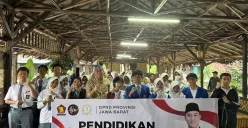 DEMOKRASI : Anggota Komisi IV DPRD Provinsi Jawa Barat, Abdul Karim, bersama pelajar dan mahasiswa yang menjadi peserta Pendidikan Demokrasi Desa Nagrak, Kecamatan Cianjur, Kabupaten Cianjur. (Sumber: Istimewa)