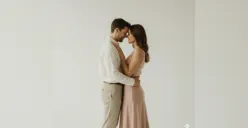 Cukup pakai 5 prompt Gemini AI ini untuk dapatkan foto couple di studio dengan mudah. Prompt romantis, minimalis, dan glamour ada di sini! (Sumber: Gemini AI)