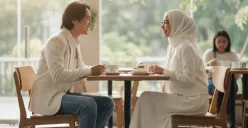 Hasil edit foto pasangan romantis pakai prompt Gemini AI. (Sumber: Gemini AI)