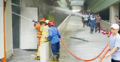 Petugas Gulkarmat Kota Bekasi saat memadamkan api dalam kejadian kebakaran RS Hermina Bekasi, pada Sabtu, 18 Oktober 2025. (Sumber: Disdamkarmat kota Bekasi)