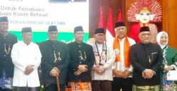 Sejumlah tokoh Betawi berfoto bersama usai pembukaan Kongres Istimewa Kaum Betawi 2025 di Padepokan Pencak Silat TMII, Jakarta Timur, Sabtu, 18 Oktober 2025. (Sumber: Istimewa)