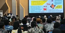Ketua Tim Inspeksi Pangan BPOM Kota Cilegon Mardiana Gustanti saat menyampaikan paparan dalam bimbingan POSS. (Sumber: Poskota/Rahmat Haryono)