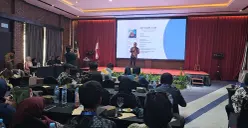 Ratusan relawan SPPG di Kota Cilegon saat mengikuti pelatihan oleh BGN di Hotel Forbis, Kota Cilegon, Sabtu, 18 Oktober 2025. (Sumber: POSKOTA | Foto: Samsul Fatoni)