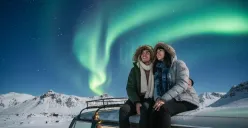 Hasil edit prompt Gemini Ai edit foto cowok dan cewek menatap aurora di langit dunia. (Sumber: Freepik)