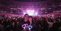 Hasil edit prompt Gemini AI pasangan muda tengah menonton konser penyanyi papan atas dunia seperti Taylor Swift hingga Justin Bieber di Amerika Serikat. (Sumber: Freepik)