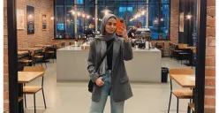 Hasil edit prompt Gemini AI foto wanita hijab mirror selfie menggunakan iPhone 17 Pro Max . (Sumber: Freepik)
