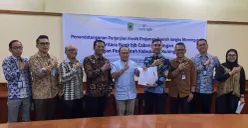 Bupati Kuningan Dr. H. Dian Rachmat Yanuar bersama jajaran manajemen bank bjb menandatangani Akad Kredit Pinjaman Daerah Jangka Menengah guna mendukung percepatan pembangunan di Kabupaten Kuningan. (Sumber: CORPORATE SECRETARY bank bjb)