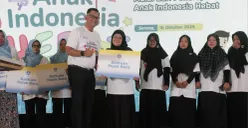 Penyerahan Bantuan Pojok Baca kepada perwakilan guru PAUD dalam kegiatan Kampanye Anak Indonesia Hebat di Gedung Negara Provinsi Banten, Kota Serang, Rabu, 16 Oktober 2025. (Sumber: CORPORATE SECRETARY bank bjb)