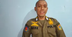 Petugas Satpol PP Jakarta Barat, Dede Wahyudi, yang viral karena fasih berbahasa Inggris. (Sumber: Istimewa)