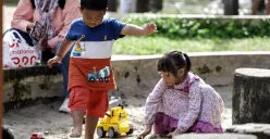 ILUSTRASI: Sejumlah anak bermain di Tebet Eco Park, Jakarta, Minggu, 19 Oktober 2025. Dinkes Jakarta mencatat prevalensi stunting di ibu kota mencapai 17,2 persen. (Sumber: POSKOTA | Foto: Bilal Nugraha Ginanjar)
