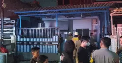 Petugas damkar melakukan pendinginan di lokasi kebakaran rumah tinggal, Jalan Taman Surya Indah, Pegadungan, Kalideres, Jakarta Barat, pada Sabtu malam, 18 Oktober 2025. (Sumber: Istimewa)