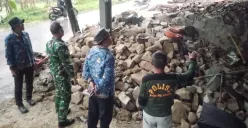 Camat Sukamakmur meninjau lokasi ambruknya Tempat Penahan Tanah (TPT) hingga menewaskan seorang pekerja bangunan di Kampung Surupan, Desa Cibadak, Kecamatan Sukamakmur, Kabupaten Bogor. (Sumber: Dok. Kecamatan Sukamakmur)