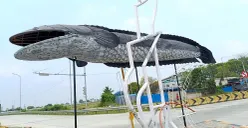 Penampakan patung ikan gabus yang berdiri di depan exit Tol Gabus, Desa Srijaya, Kecamatan Tambun Utara, Kabupaten Bekasi. (Sumber: POSKOTA | Foto: Nurpini Aulia Rapika)