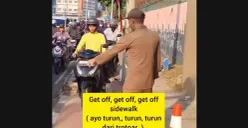 Petugas Satpol PP Jakarta Barat menegur pemotor yang melintasi trotoar di kawasan Kembangan, dengan menggunakan bahasa Inggris. (Sumber: Istimewa)