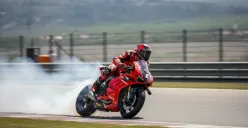 Hasil edit prompt Gemini AI terbaru edit foto cowok bergaya pembalap MotoGP. (Sumber: Freepik)