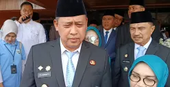 Wali Kota Bekasi, Tri Adhianto, saat ditemui di Plaza Pemkot Bekasi, Minggu, 19 Oktober 2025. (Sumber: POSKOTA | Foto: Nurpini Aulia Rapika)